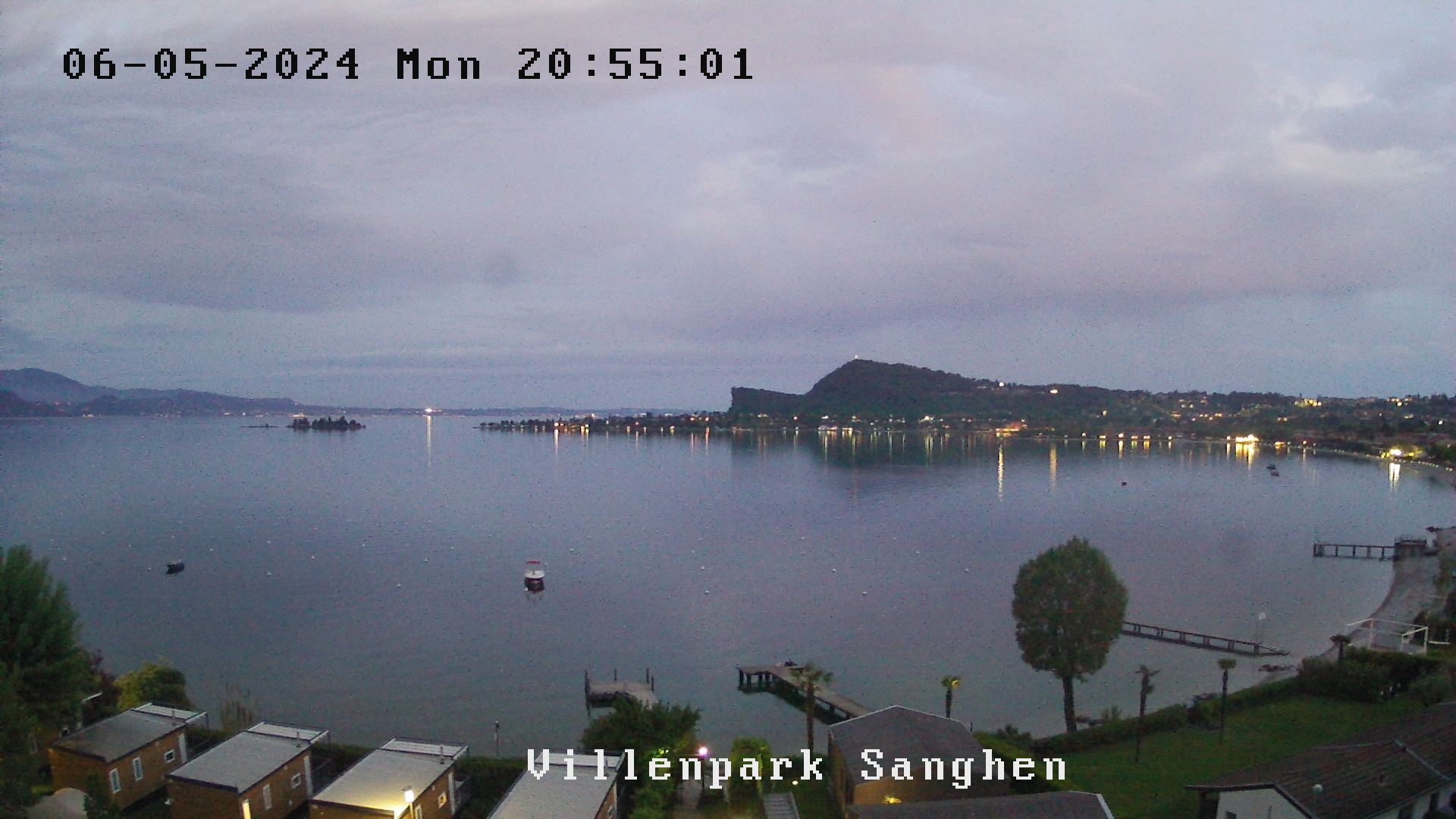 Webcam Manerba am Gardasee, Wetsufer mit Blick vom Villenpark Sanghen auf die Bucht und den Rocca di Manerba Richtung Osten nach Garda und Bardolino.